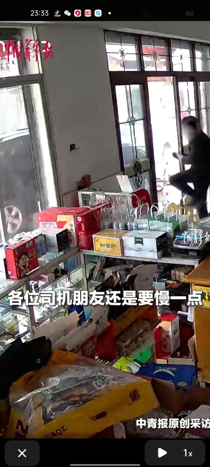 12月21日，常德市桃源县。监控画面显示，两车行驶路口时未减速观察，避让不及相撞