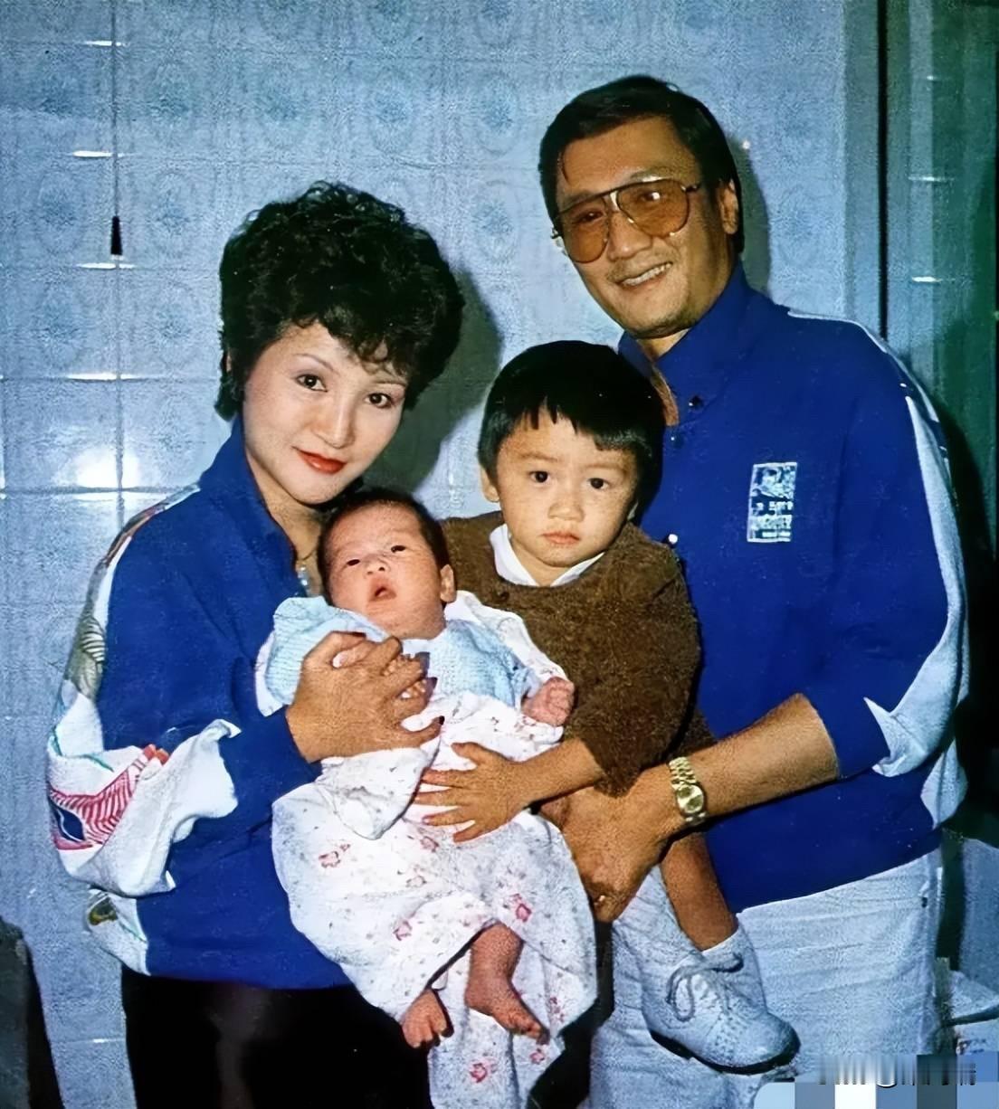 这张照片是香港演艺圈的明星家庭——谢贤、狄波拉以及他们的两个孩子谢霆锋和谢婷婷的