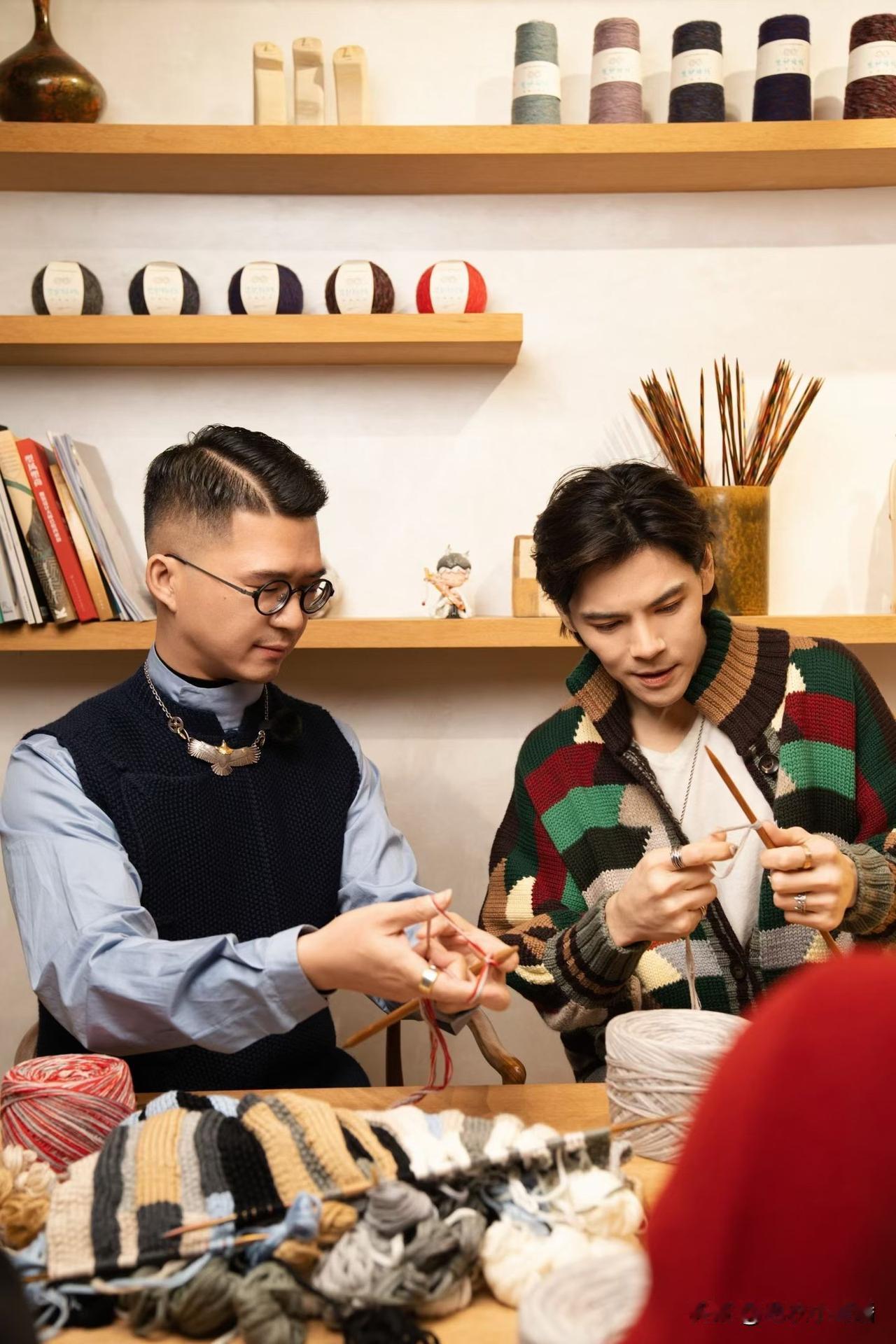 佐哥本人很nice，也很喜欢我们的手工毛衣，聊得非常开心