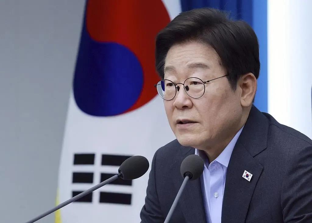 韩国选择了下跪！
美韩贸易协议完成，内容就是韩国选择了下跪，全面服从美国，家底都