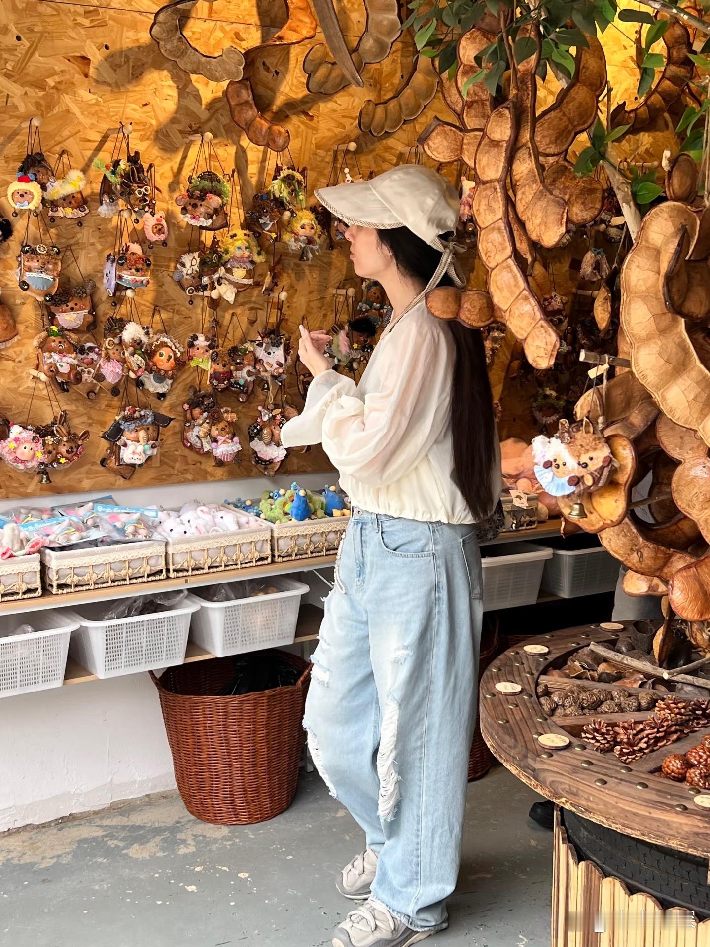 42岁郭碧婷和家人在西双版纳旅游被偶遇，她穿着一身宽松朴素的衣服，造型土味十足，