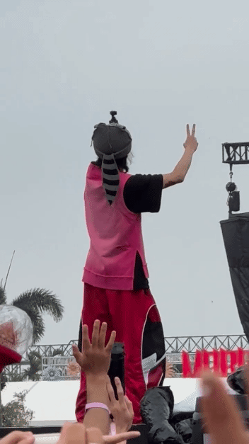 华晨宇突袭上台 惊喜来得猝不及防！华晨宇突袭登台，瞬间点燃整个现场，每一声欢呼都