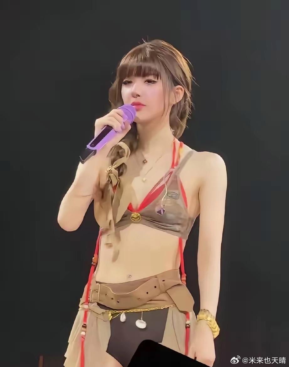 抑郁症好了，性格也开放了！赵露思澳门演唱会穿衣打扮的风格和以前大不一样，走的都狂