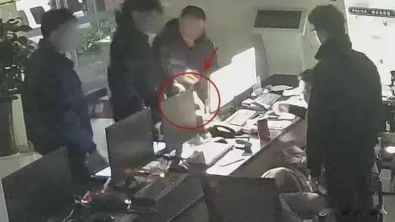 [微风]“我就是想试试这钱能不能花”，浙江温州一男子从“中国魔法银行”取了“10