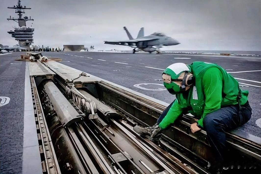 每个国人都要知道，福建舰这十个第一震撼世界！

第一，第一艘完全自主设计建造的航