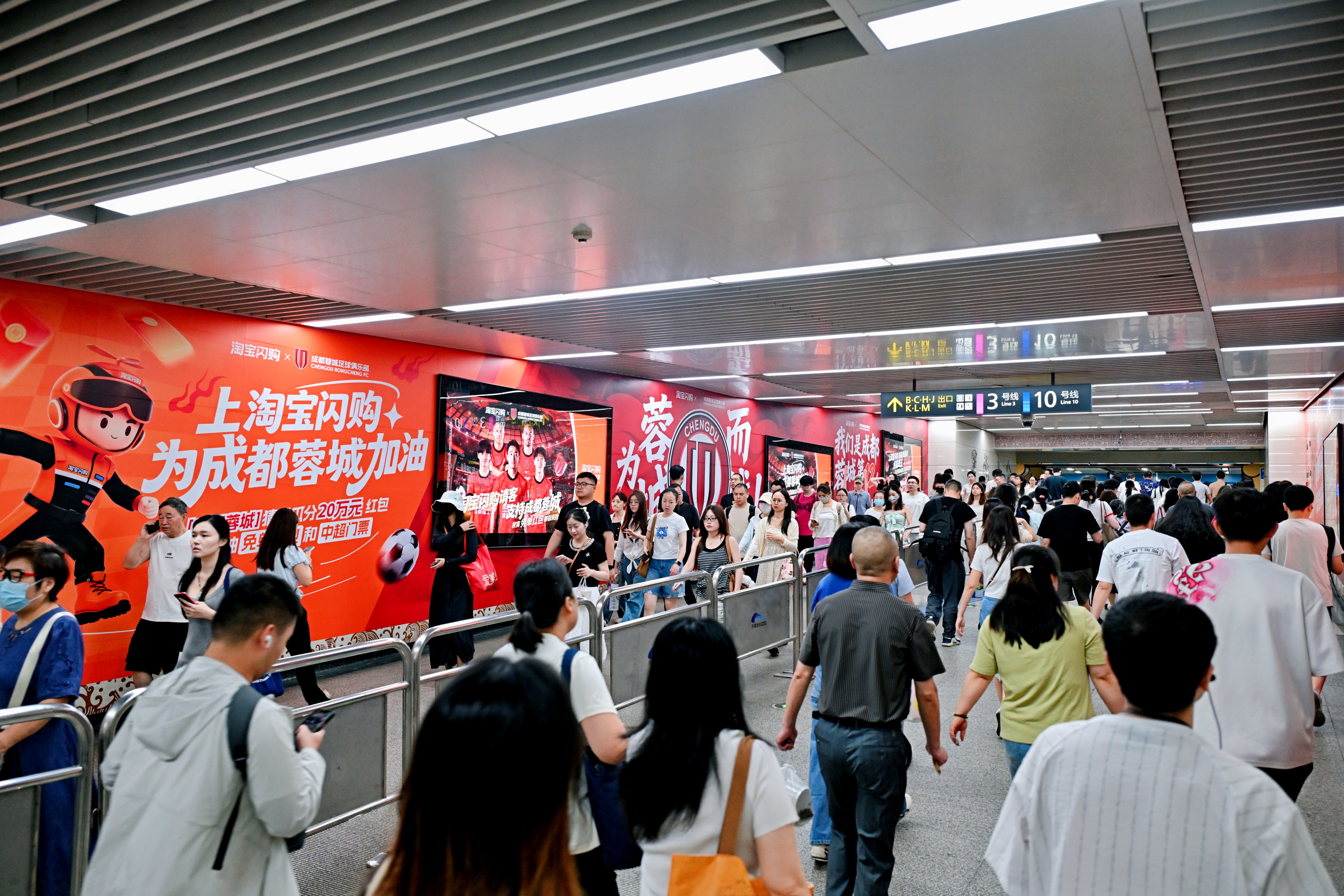成都蓉城  高升桥地铁站换成那个灯箱通道，以前都是匆匆走过，今天才发现两边全是闪