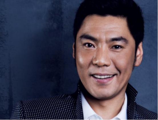1989年，22岁的歌手屠洪刚在美国演出时，遇到了年仅19岁的中美混血美女黛西，