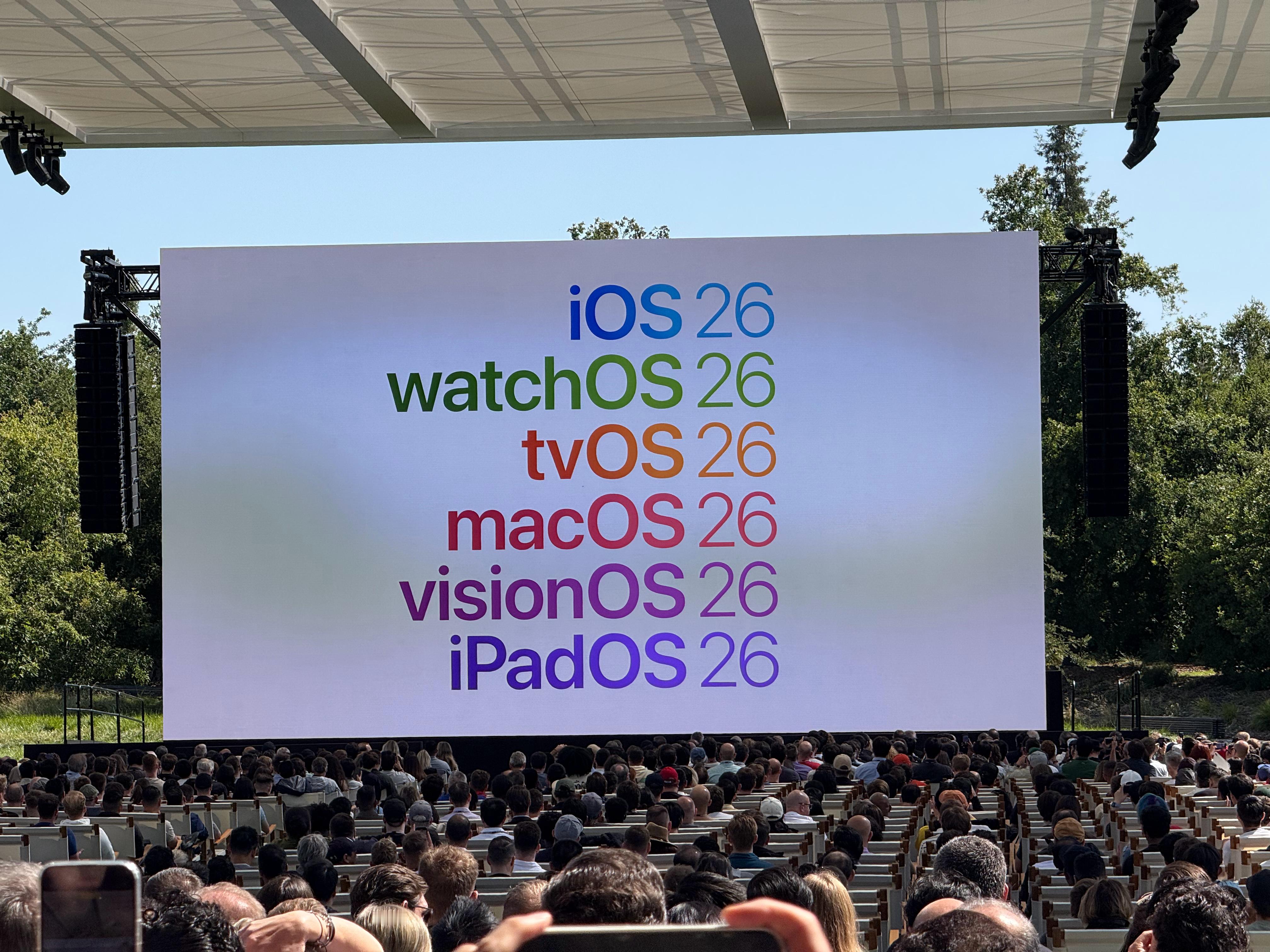iOS 26 正式发布了！今年的所有系统都叫 26[哆啦A梦吃惊] 苹果设计了全