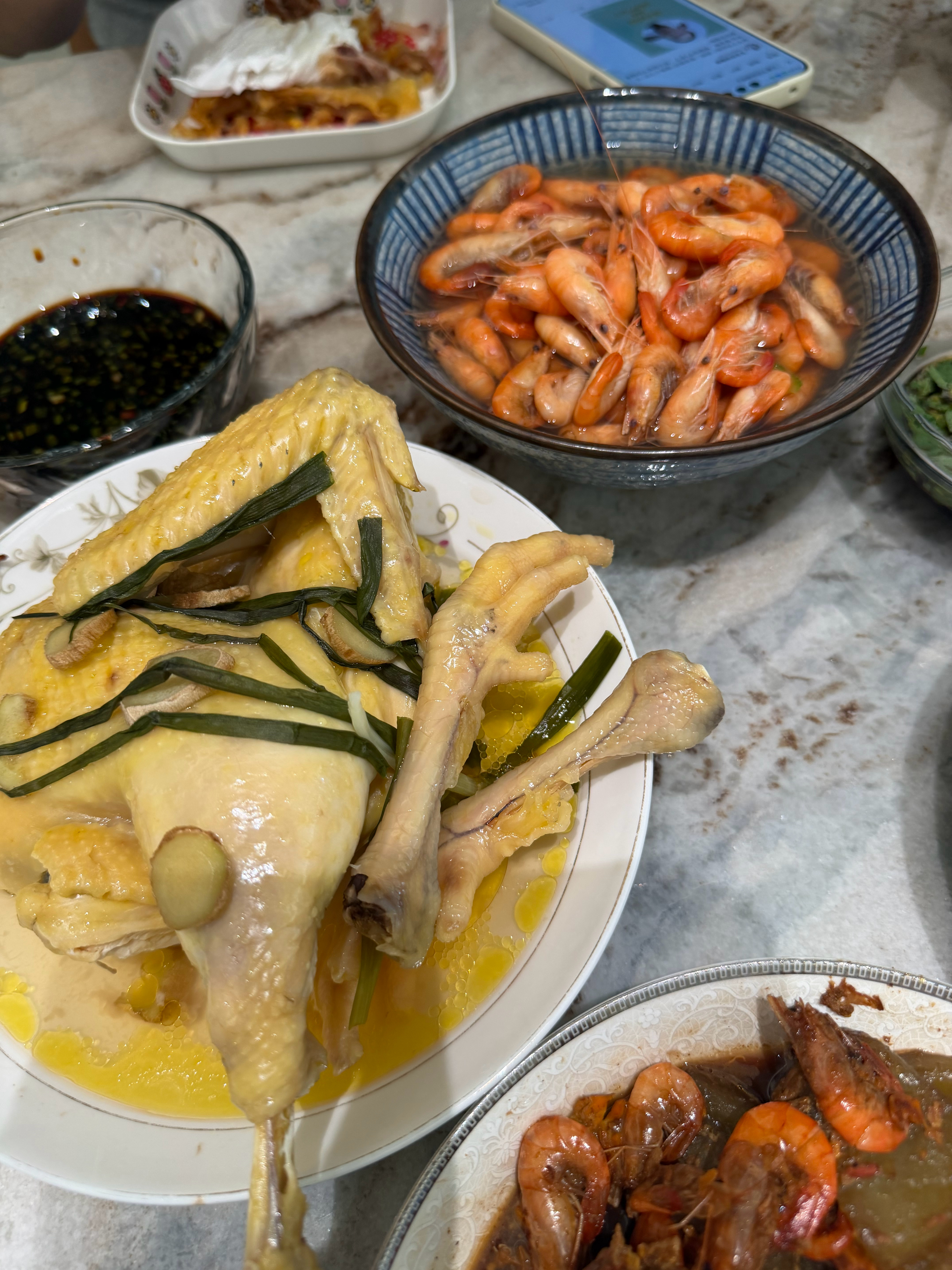 农村人的夏天，就是丝瓜，缸豆，黄瓜，河虾 还有糟毛豆，腌鸡爪 