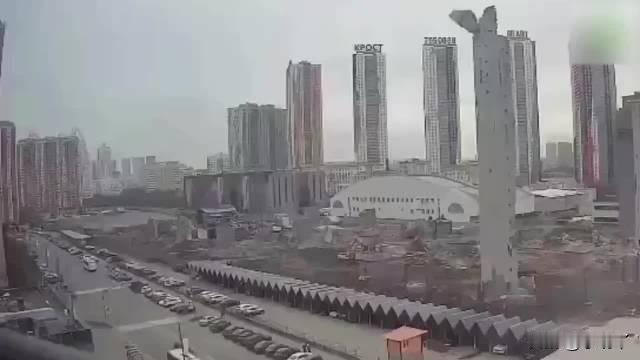 当地时间11月11日，俄罗斯莫斯科州一座20层高的滑雪场建筑在拆除时竟发生顶部坍