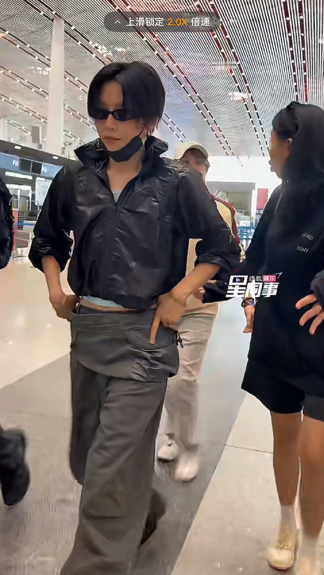 其实这条裤子挺有设计感的 