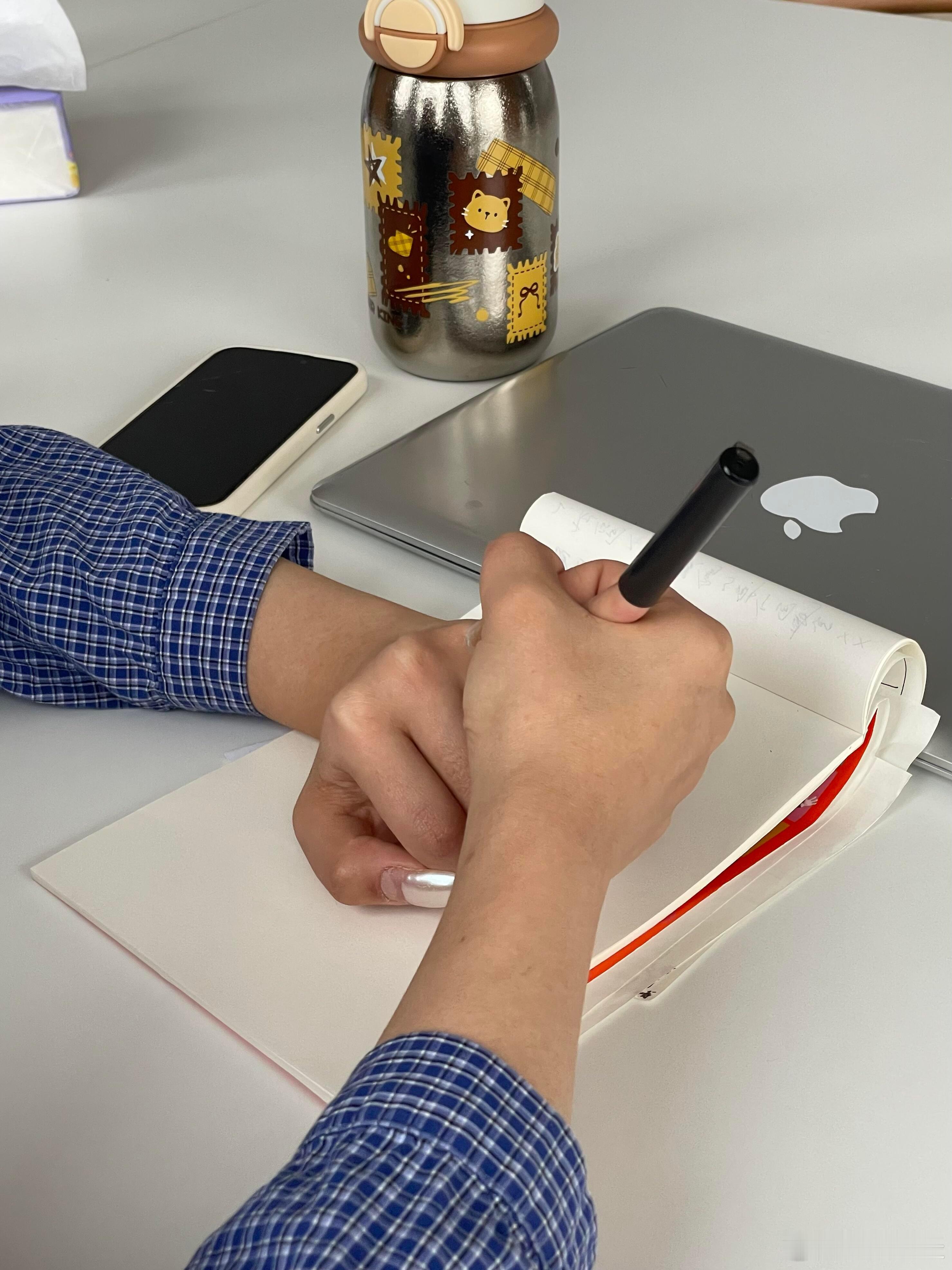 我和同事开会没带笔她借了隔壁同事的笔帽伪装我拿杯子里的吸管伪装要不说我俩能玩到一