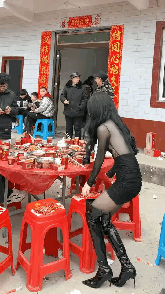 去农村吃酒席，女生穿着时尚性感，总感觉怪怪的。会吸引很多人的目光，老

人肯定看
