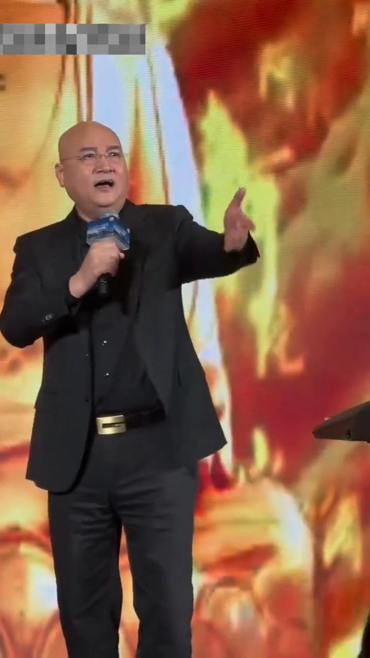 《敢问路在何方》演唱：迟重瑞。
百度APP。