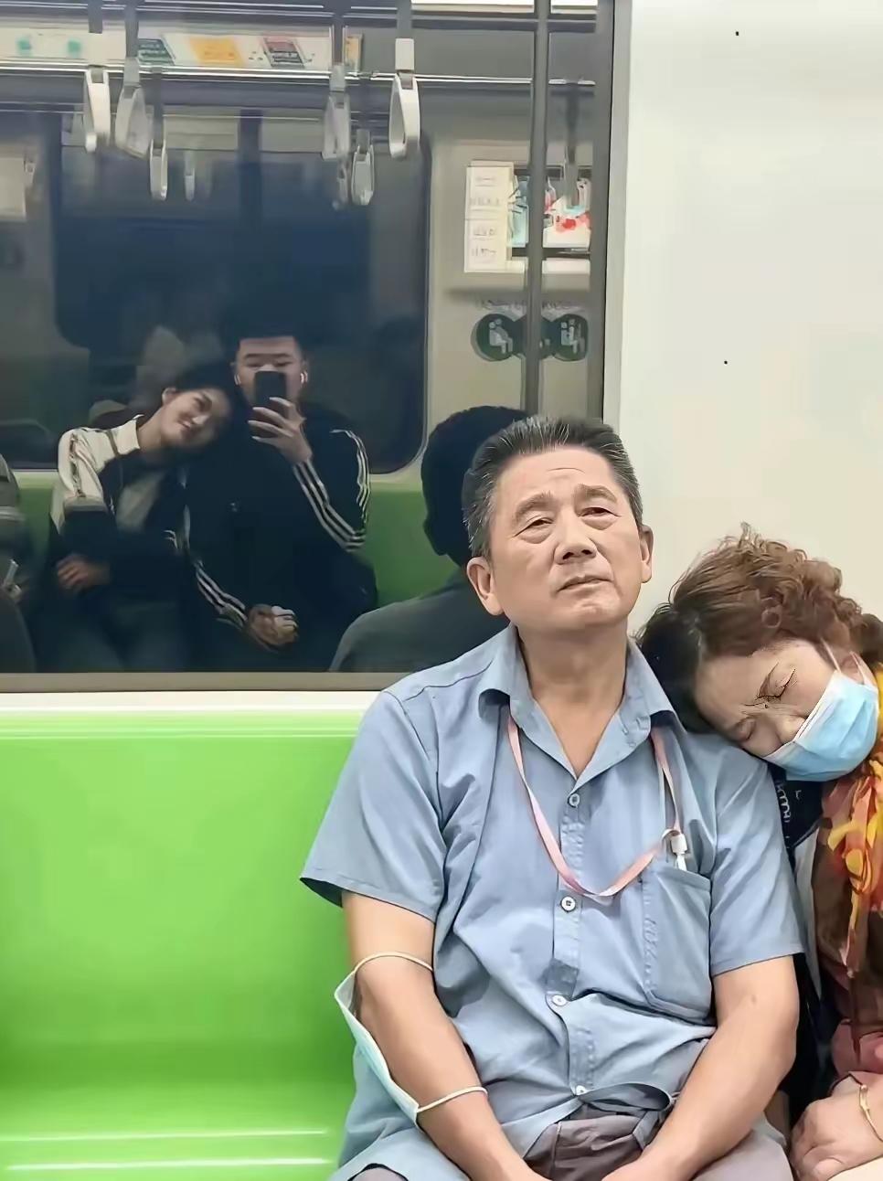 锦上添花的人，数不胜数，门口排着长队，充满了世俗气息，最廉价；雪中送炭的人，虽然