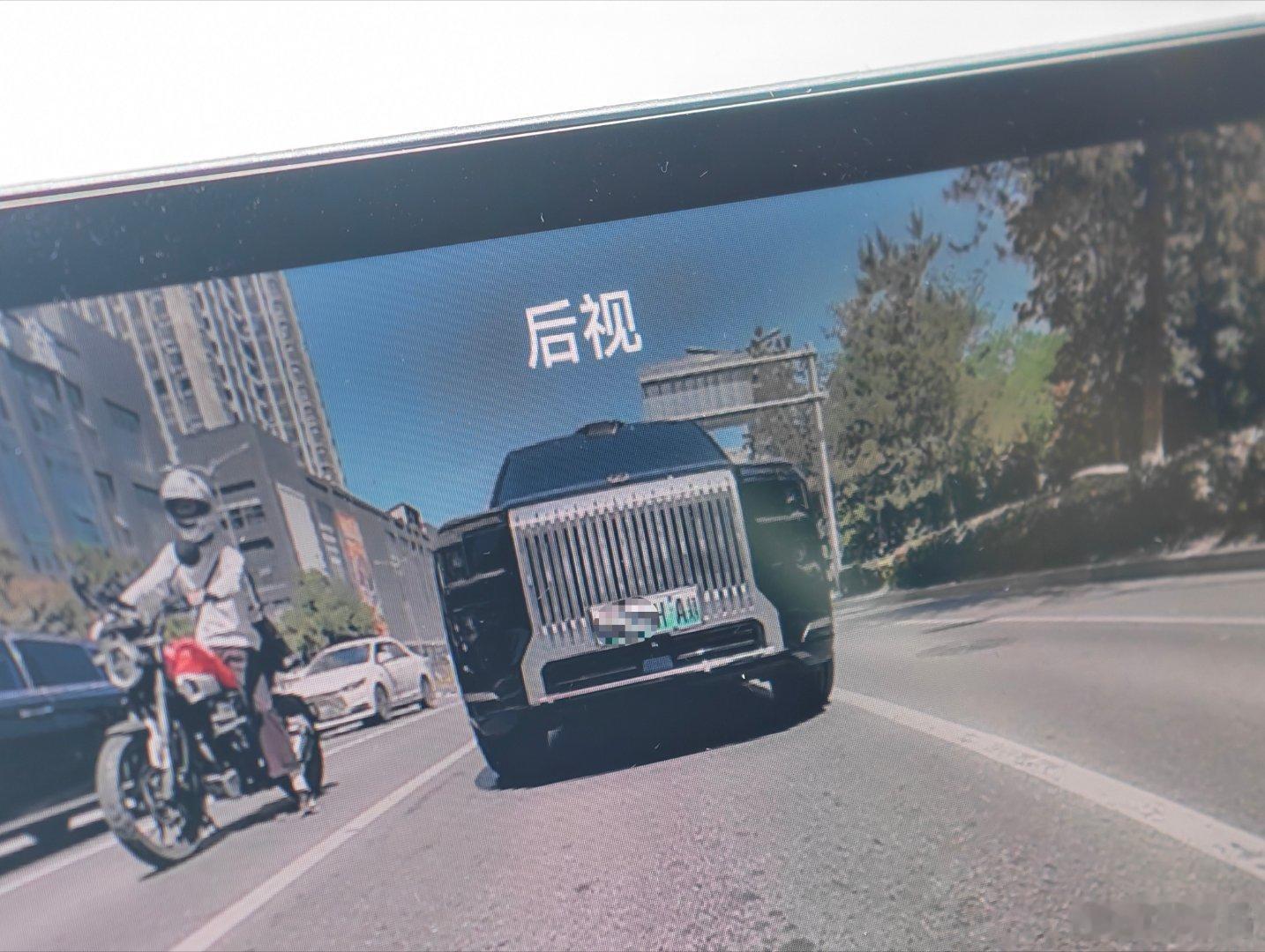 今天在西安遇到一辆极氪9X，该说不说，这车外观的气场太足了。 