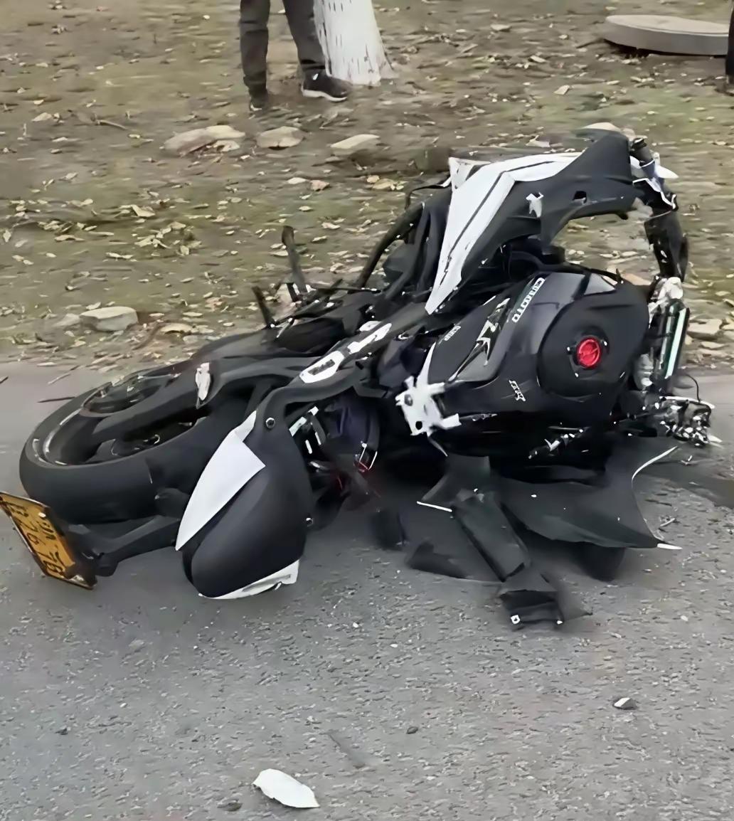 不要再装酷耍帅了，
摩托是铁的结实抗造，
但人不是，
关注了不少机车女神，
现在