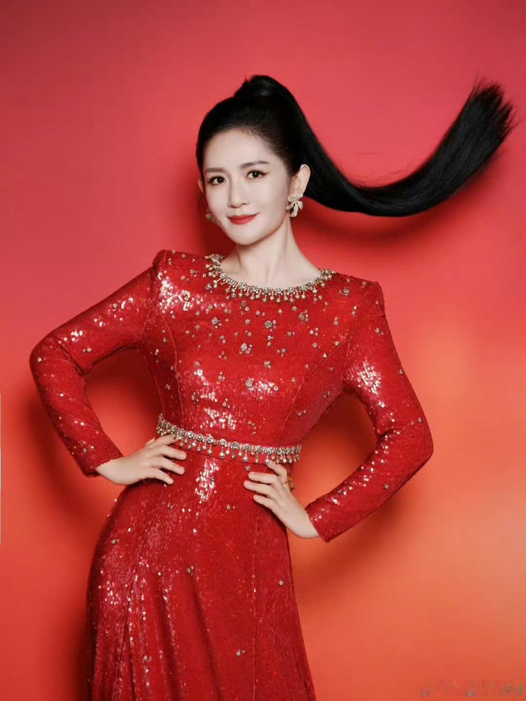 谢娜一本正经中秋晚会谢娜台风好稳呐！！今晚的娜姐太优秀了，端庄大气的央视主持人既