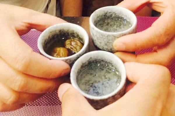 退了多年的老局长来单位采集信息，我并不熟，在办公室里碰到，看到他的右手一直哆哆嗦