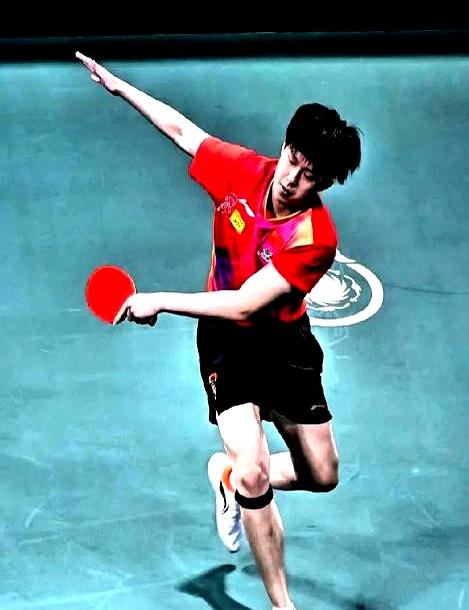 文章主要报道了王楚钦在全运会男团决赛中主动请缨担任“一单”，挑战世界第一樊振东。