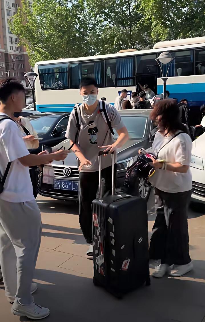 北京队出盘外招？不至于吧！
据说广东队在抵达北京队后，接待的大巴没有准时抵达，而