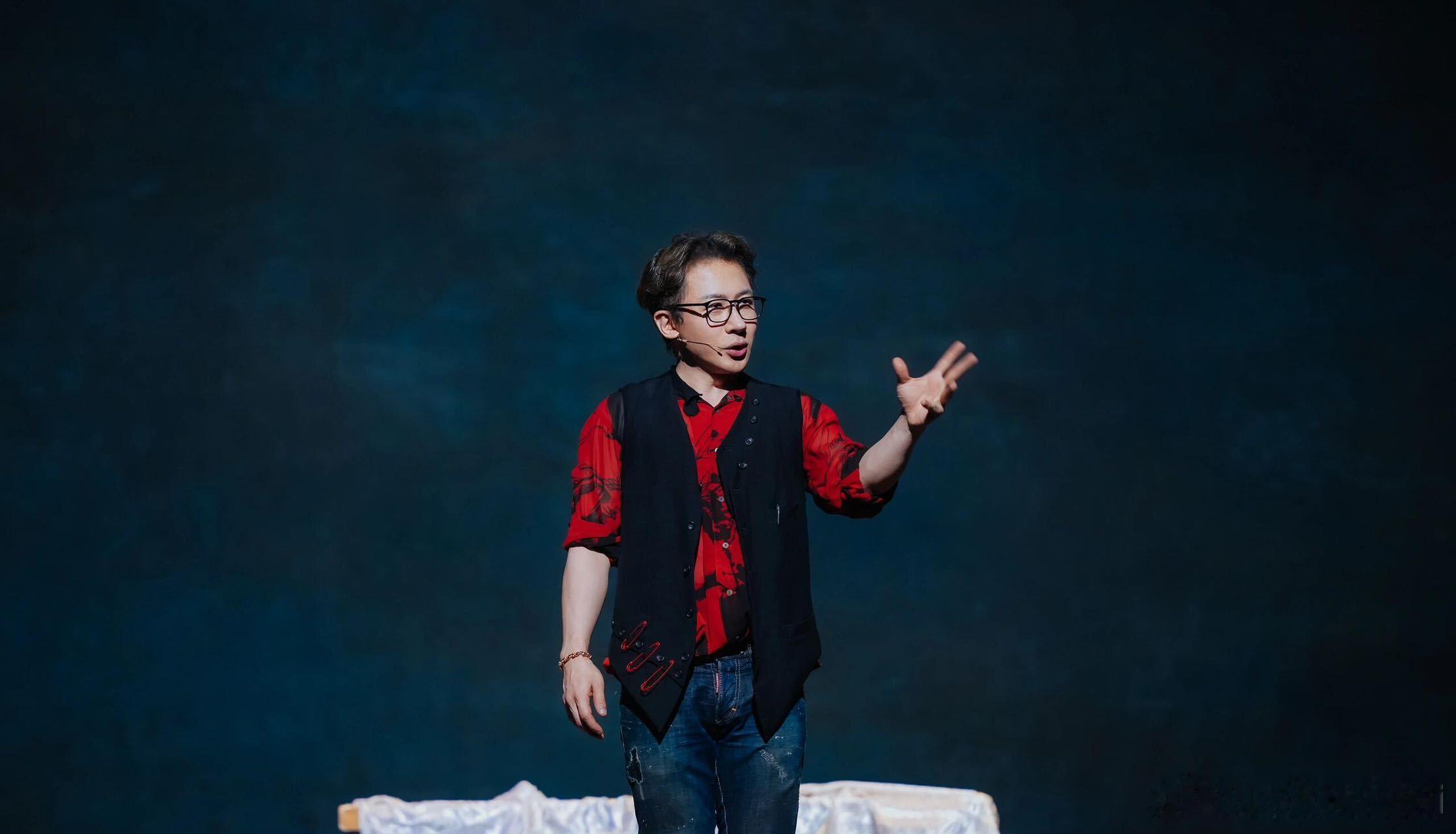 刘谦余承东变魔术刘谦现场变魔术 看到余承东在刘谦的引导下参与魔术，那种认真又略带