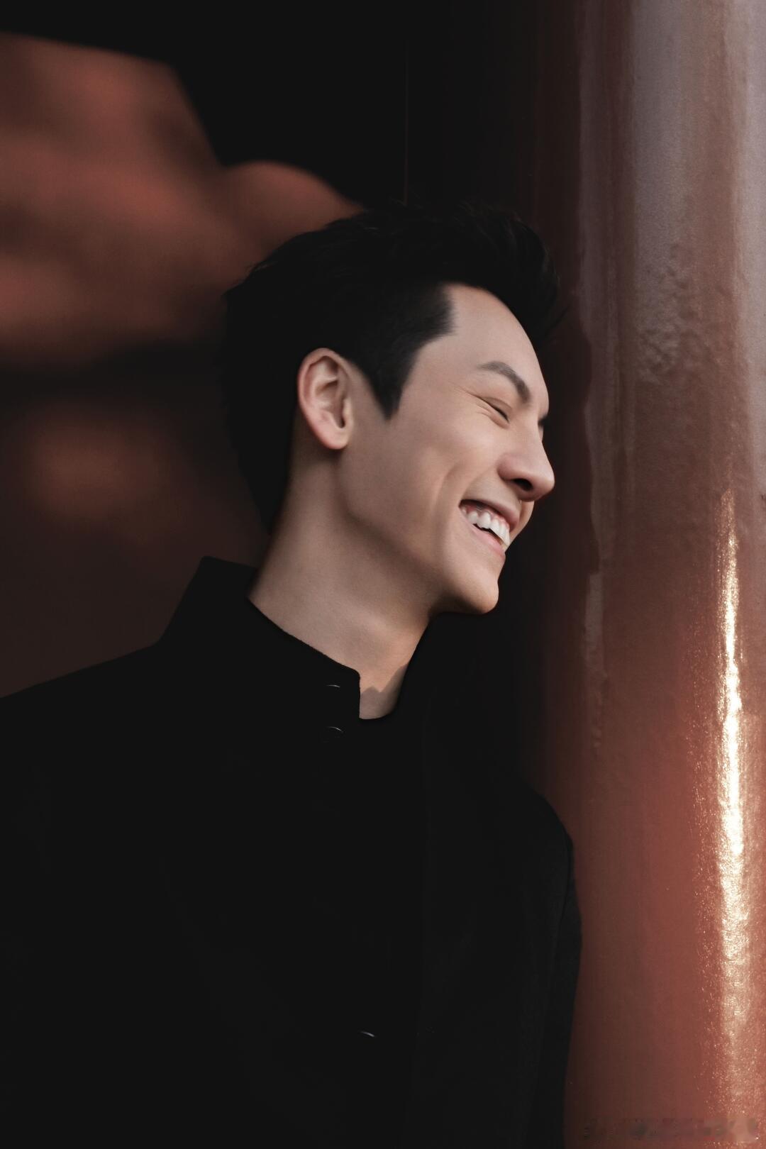 陈伟霆看到孩子走不动路 妥妥孩子奴实锤！陈伟霆上班路上偶遇小女孩，立马停下蹲下温