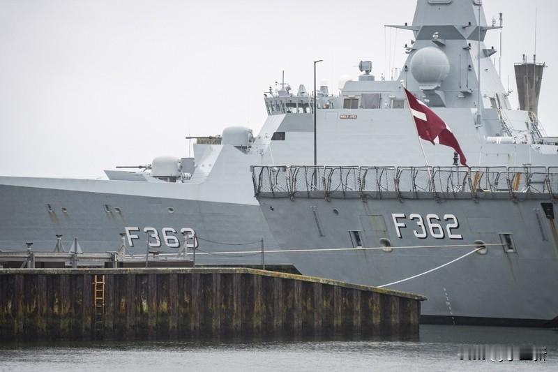 军舰导弹打完了，重新装填是个难题。像美国MK41发射箱虽有海上装填设计，但实际操