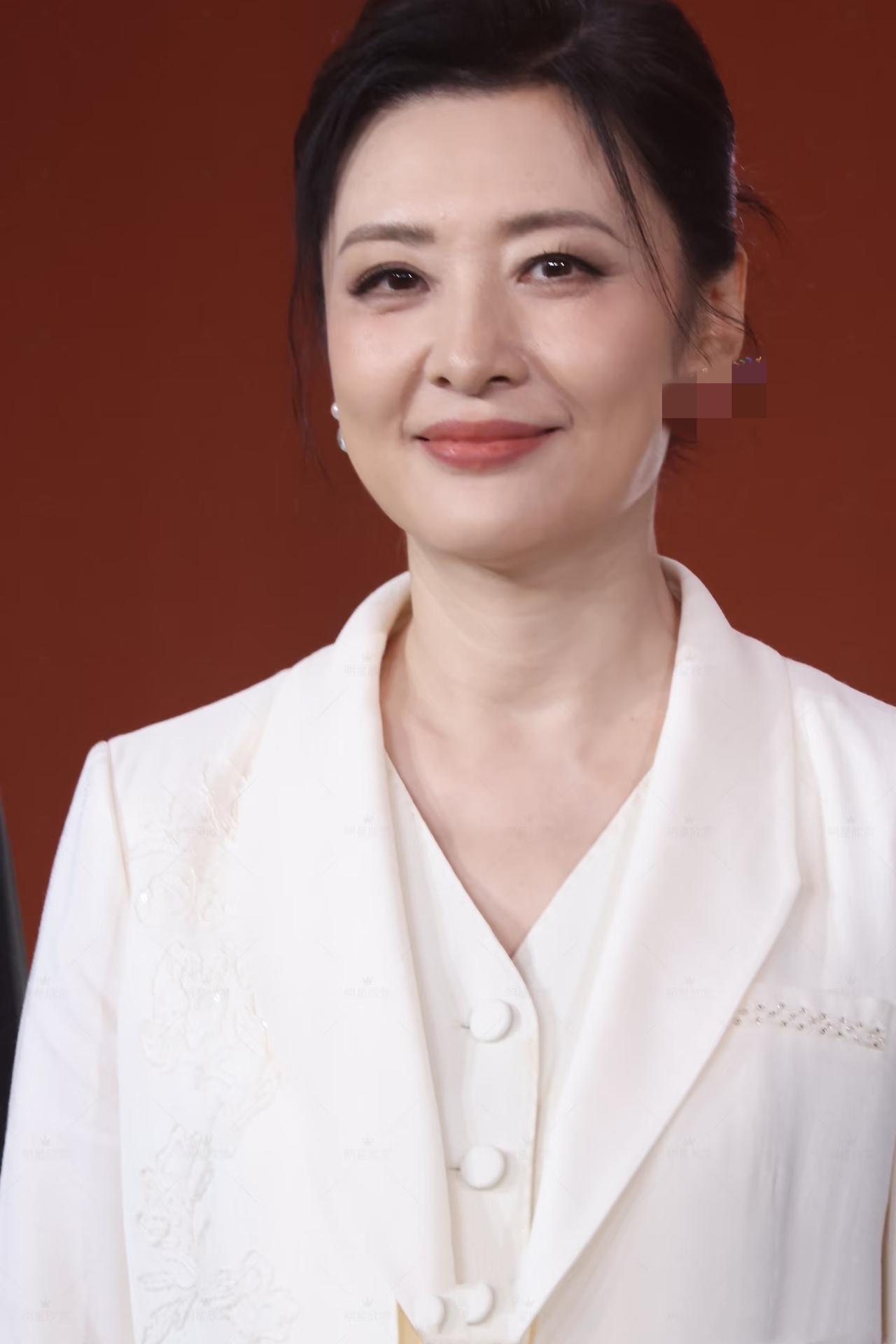 5月27日，周涛参加国产汽车发布会，一身白色西服亮相，怼脸拍脸上状态不错，虽然颈