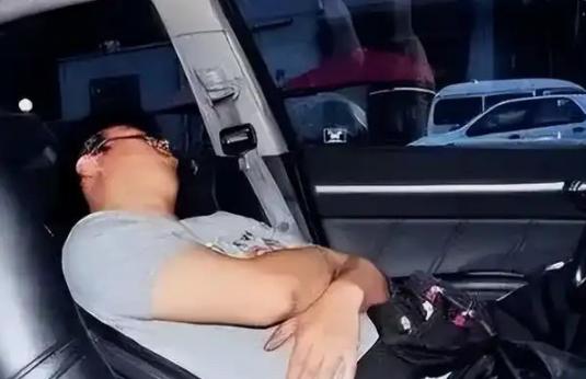 “冤不冤？”四川成都，一男子酒后躺在别人的车上睡觉。

喝醉了，躺别人车上就睡。