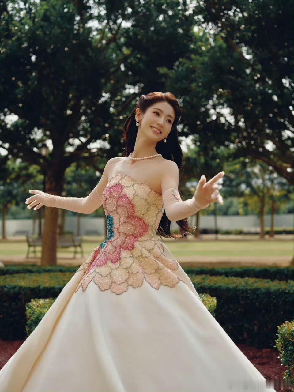 邢菲今天的礼服小tips邢菲穿了一朵荷花在身上 邢菲的礼服巧思绝了！荷花元素缀满