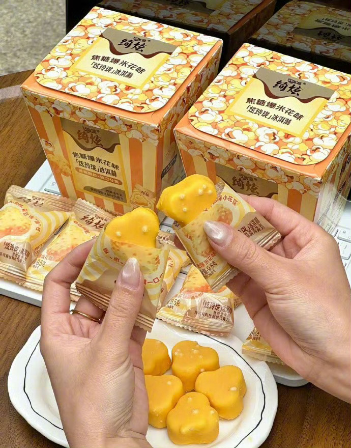 追剧搭子全面升级🍿冰淇淋版爆米花来了！酥脆焦香碰撞冰润奶香，一口解锁双倍快乐告
