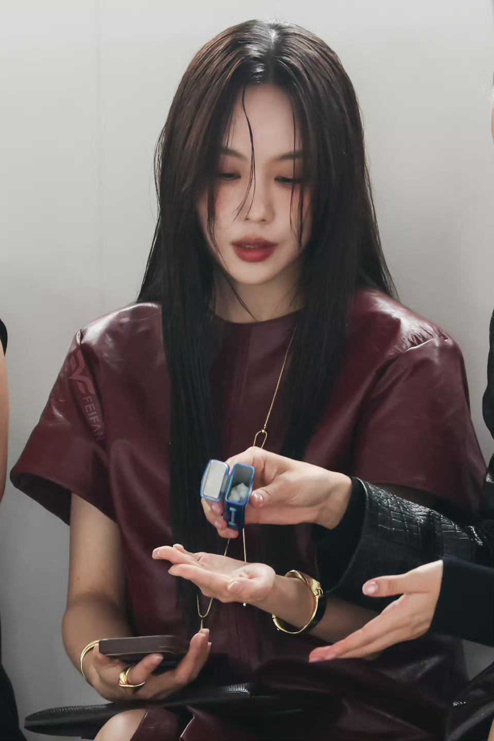 王霏霏秀场生图王霏霏看秀官方镜头原相机直出也能稳赢！官摄下清冷帅气直接拉满，自带