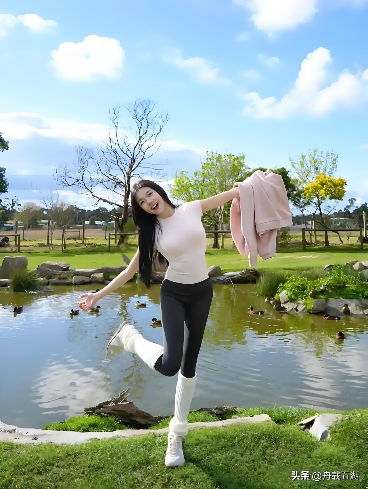 手臂甩出龙卷风，
笑声震落三片云，
连石头都跟着跳踢踏舞——
这波活力，
谁敢不