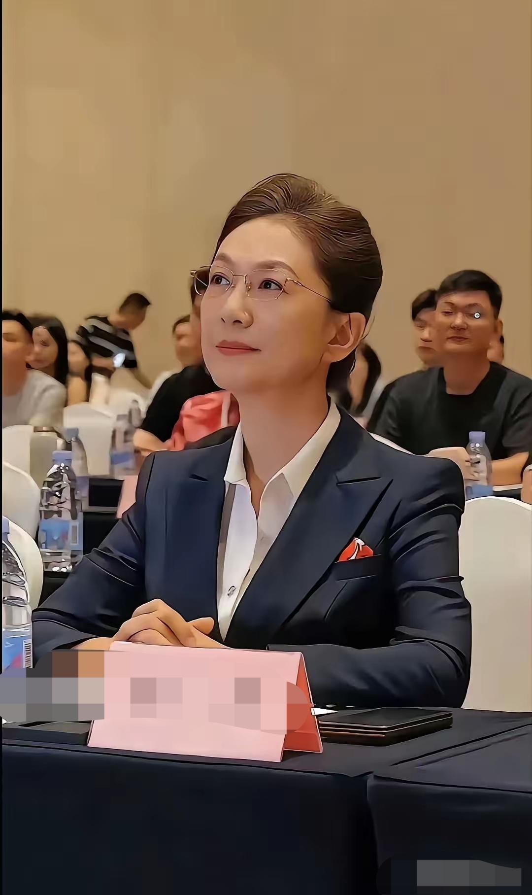 曾经是美貌才华并存的才女，现在变了，面相都变了，成为更严厉的大人物