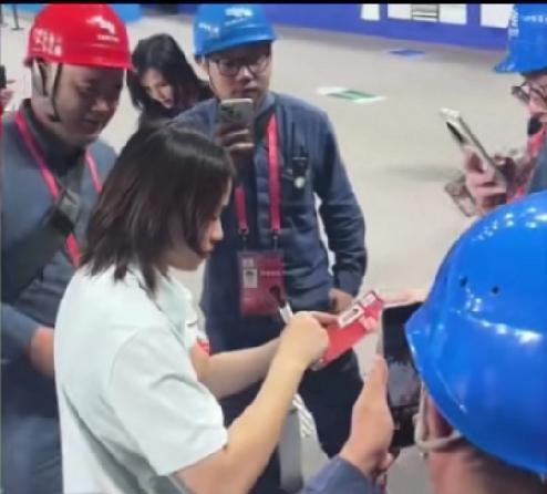 善良的全红婵对谁都很友好！
11月11日十五运跳水项目圆满结束后，散场时撤场的工