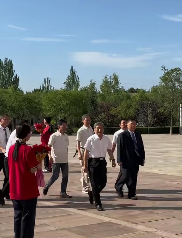 6月30日离石这边热闹了，福耀科技大学校长王树国来到凤山中学交流宣讲。这位校长履