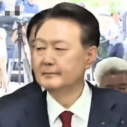 尹锡悦服软？
韩国前总统尹锡悦于2025年10月15日正式同意接受内乱特检组的调