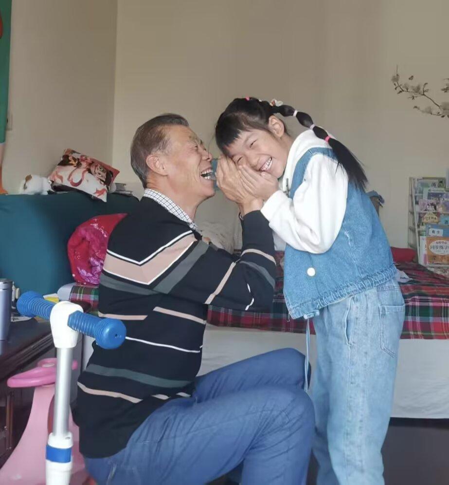 茁壮成长568—天伦之乐

​爷孙俩的悄悄话:“别让她们听见了！......”