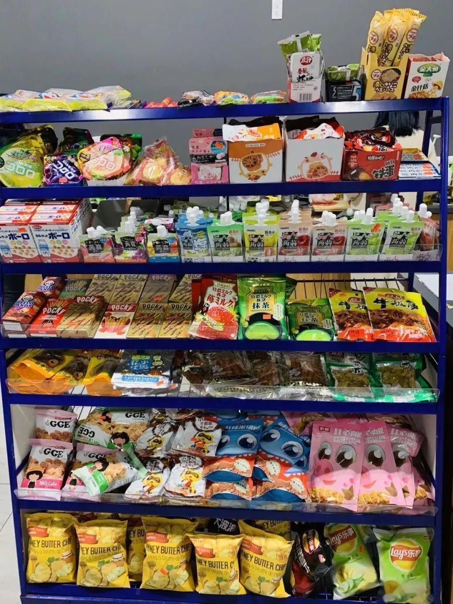 #零食如何挽回年轻人的心#近年来，零食市场出现了不少“零食刺客”和“先涨价再打折