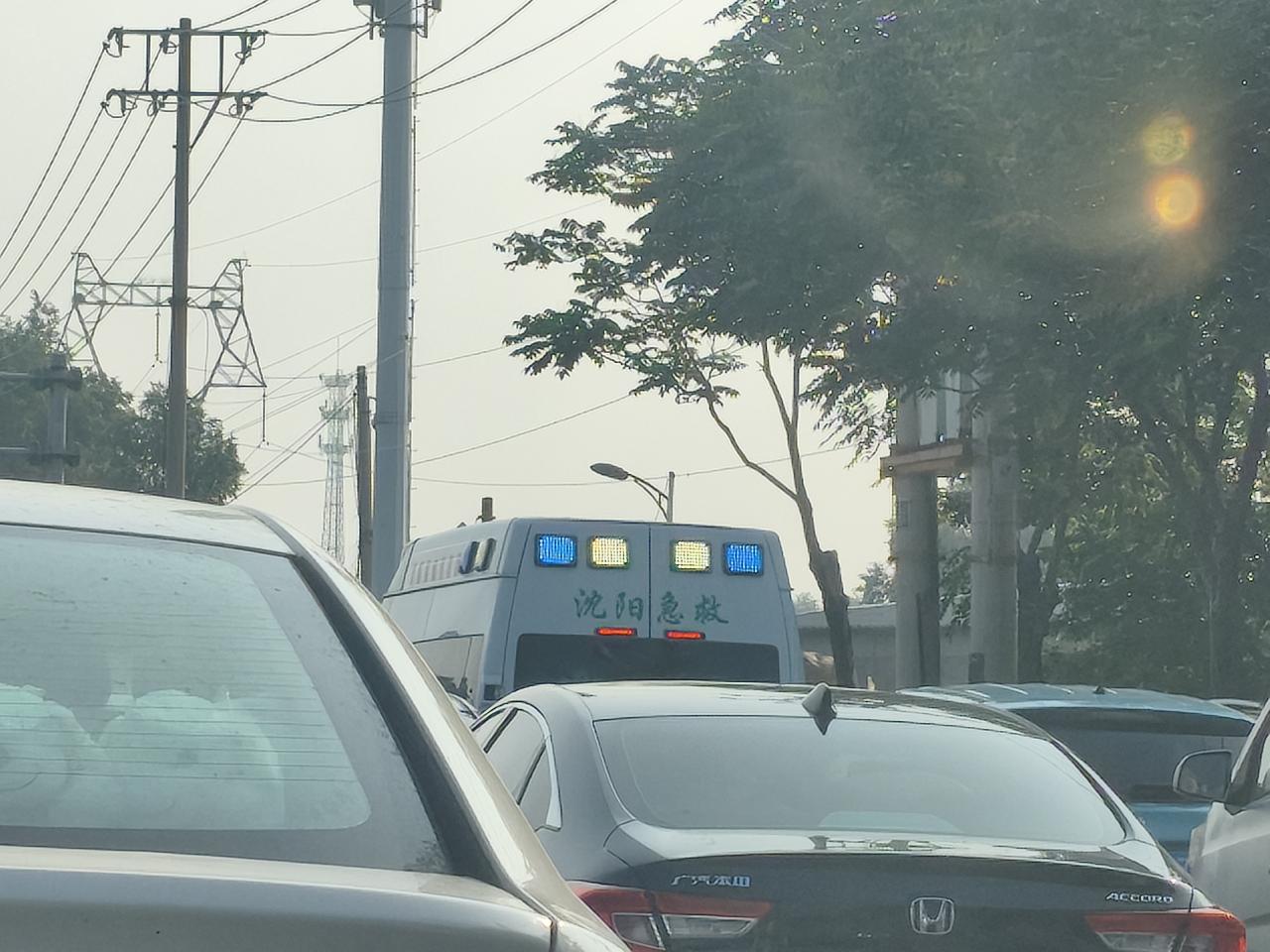 铁路道口火车拦路堵死车流，急救车寸步难行，看着揪心！
 
沈阳这条铁路道口早高峰