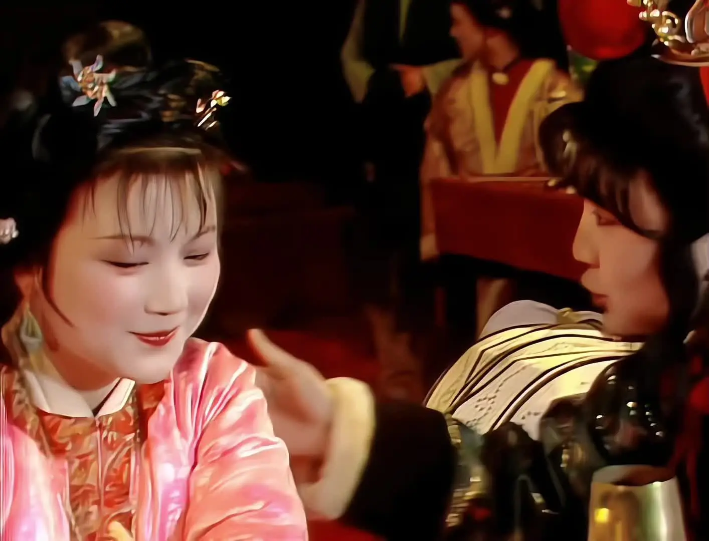 元宵妆造，每一个都好美，三春是同一色系的装扮，黛玉黄色套装尤为俏皮