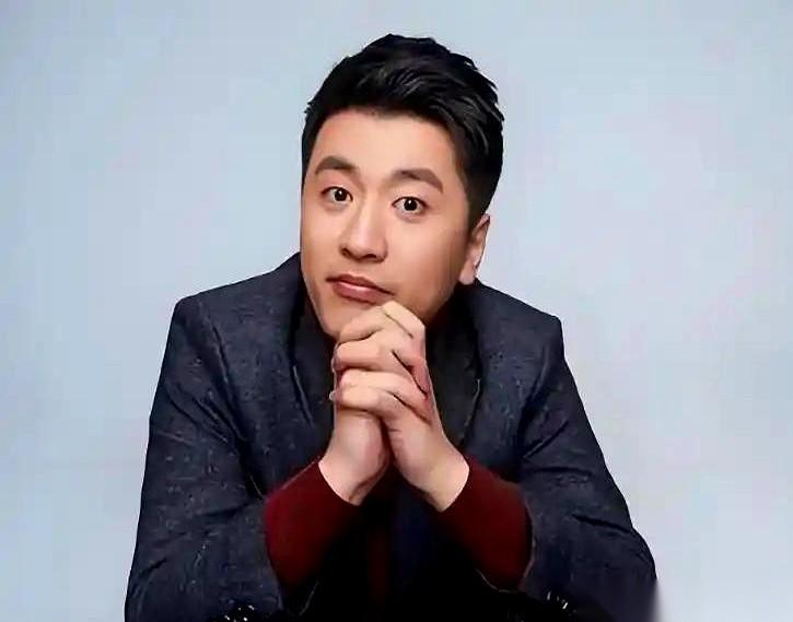 很多人都记得张雪峰和马丁那场辩论。
马丁身体前倾，手掌摊开，对着台下几百号年轻人