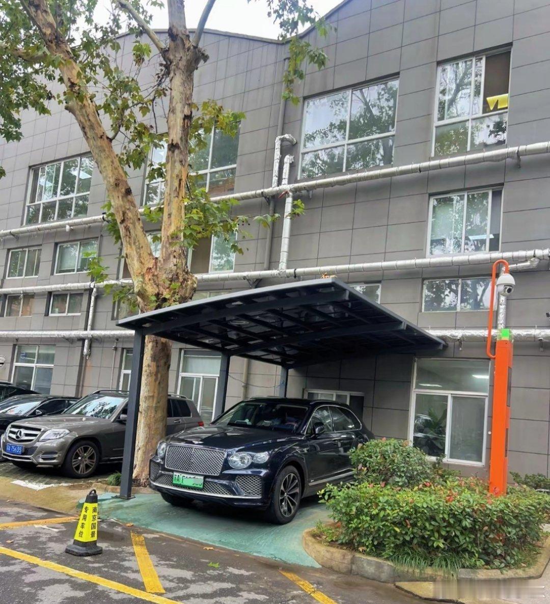 这是一辆2.9T V6的宾利绿牌车，电池续航才30km，杂牌电车，比问界M9差远