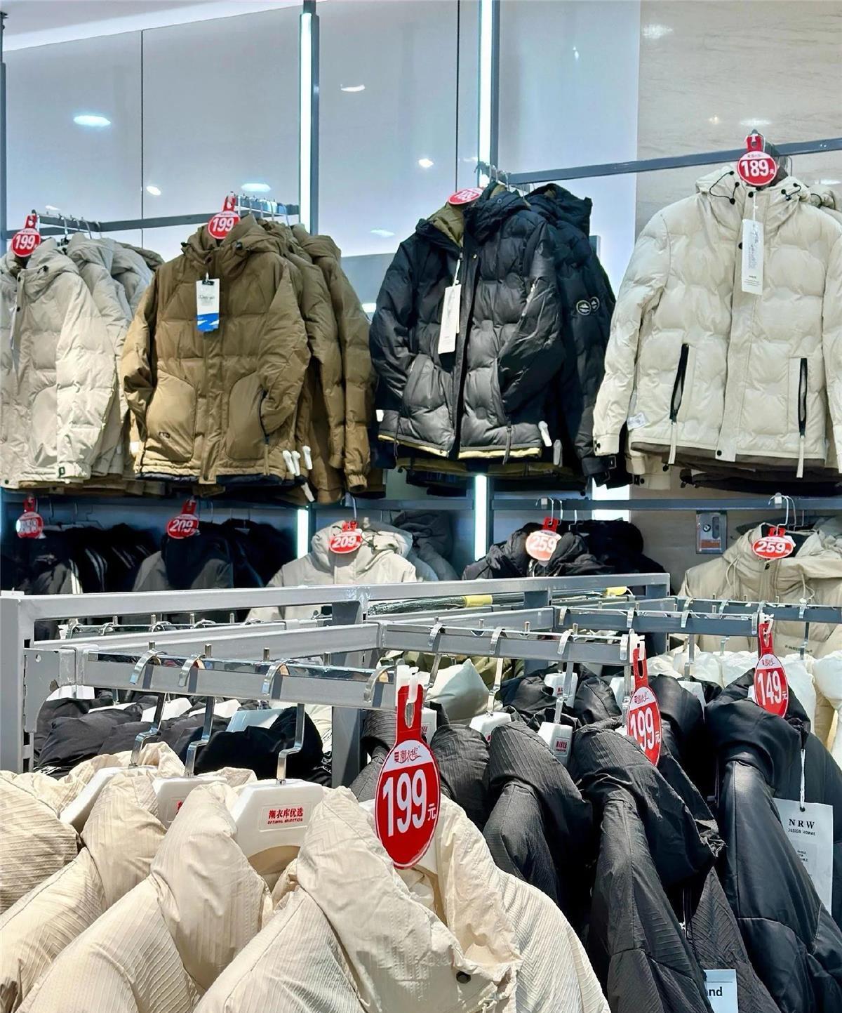 胖东来羽绒服火出圈，中产过冬不再被割韭菜

羽绒服质量令人担忧：充绒量不足、以丝