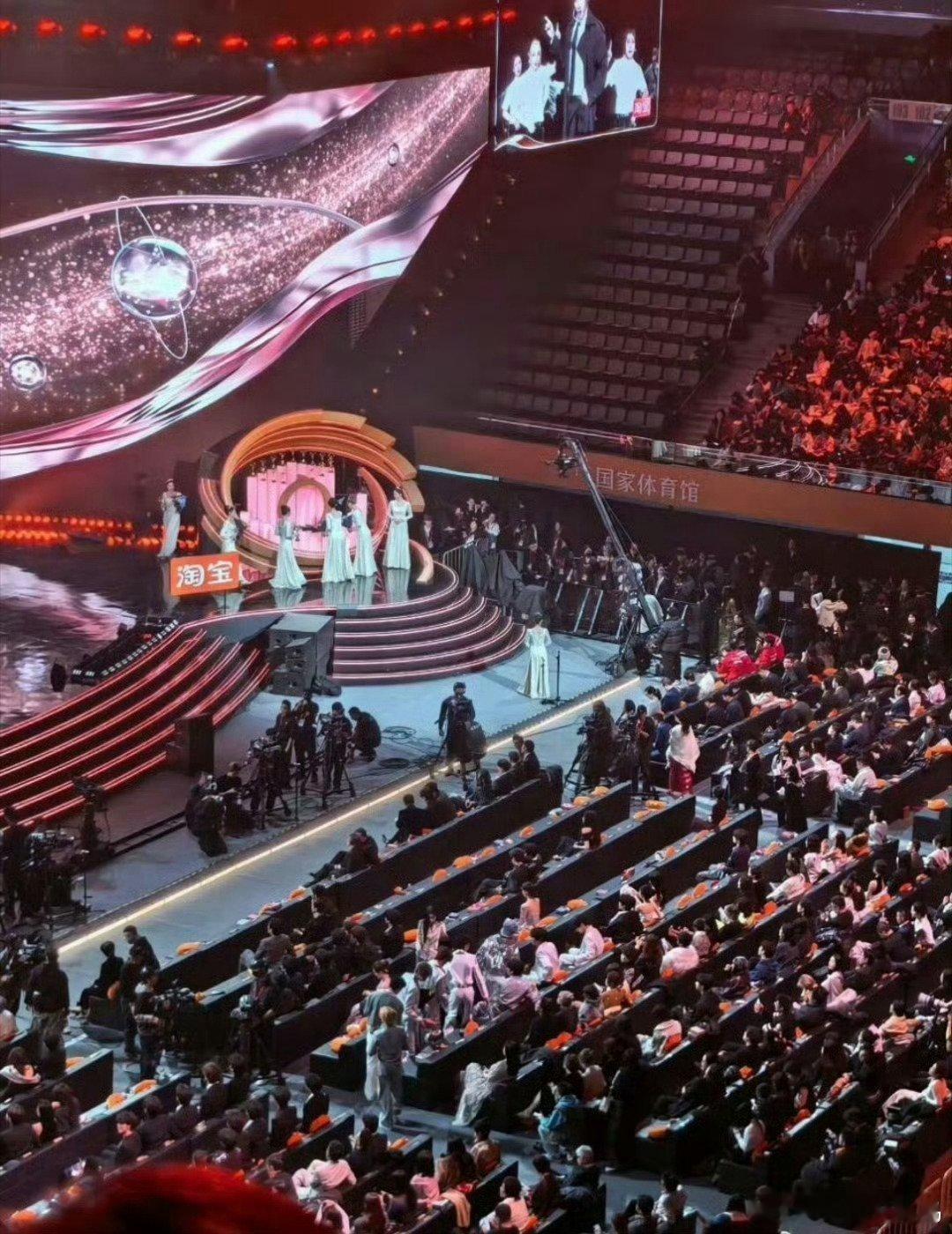 微博之夜第二排好像人员空出来然后又重新贴牌了 