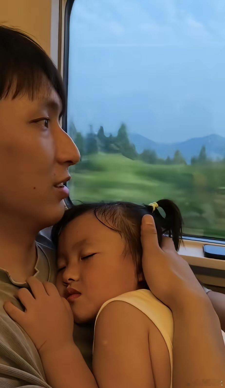 建议黄一鸣千万不要把这个虞姓男友弄丢了，看看你的女儿闪闪，在她的怀里睡得多么安心