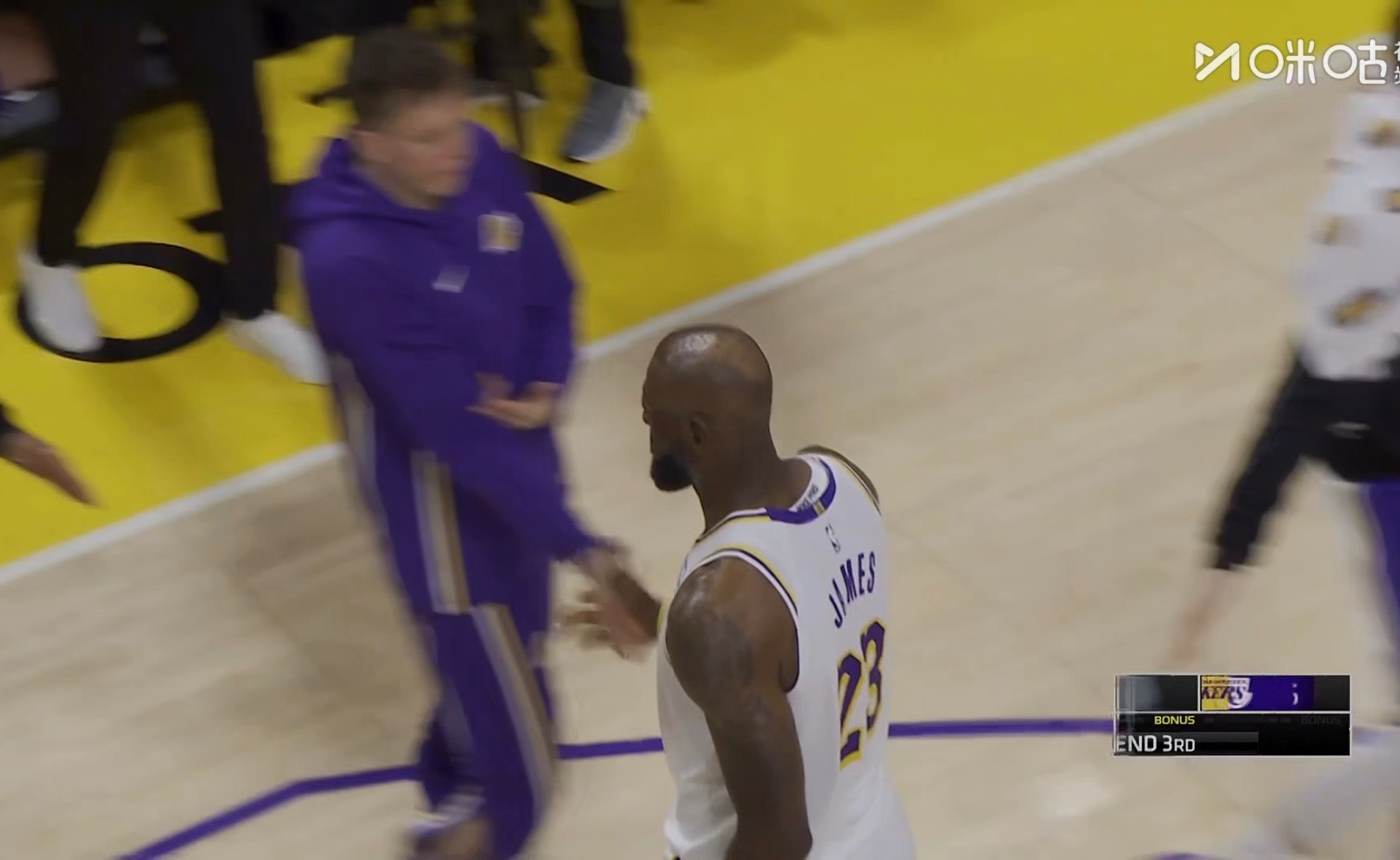 老詹压哨三分，湖人领先20分结束第三节。早点打卡。 国王vs湖人