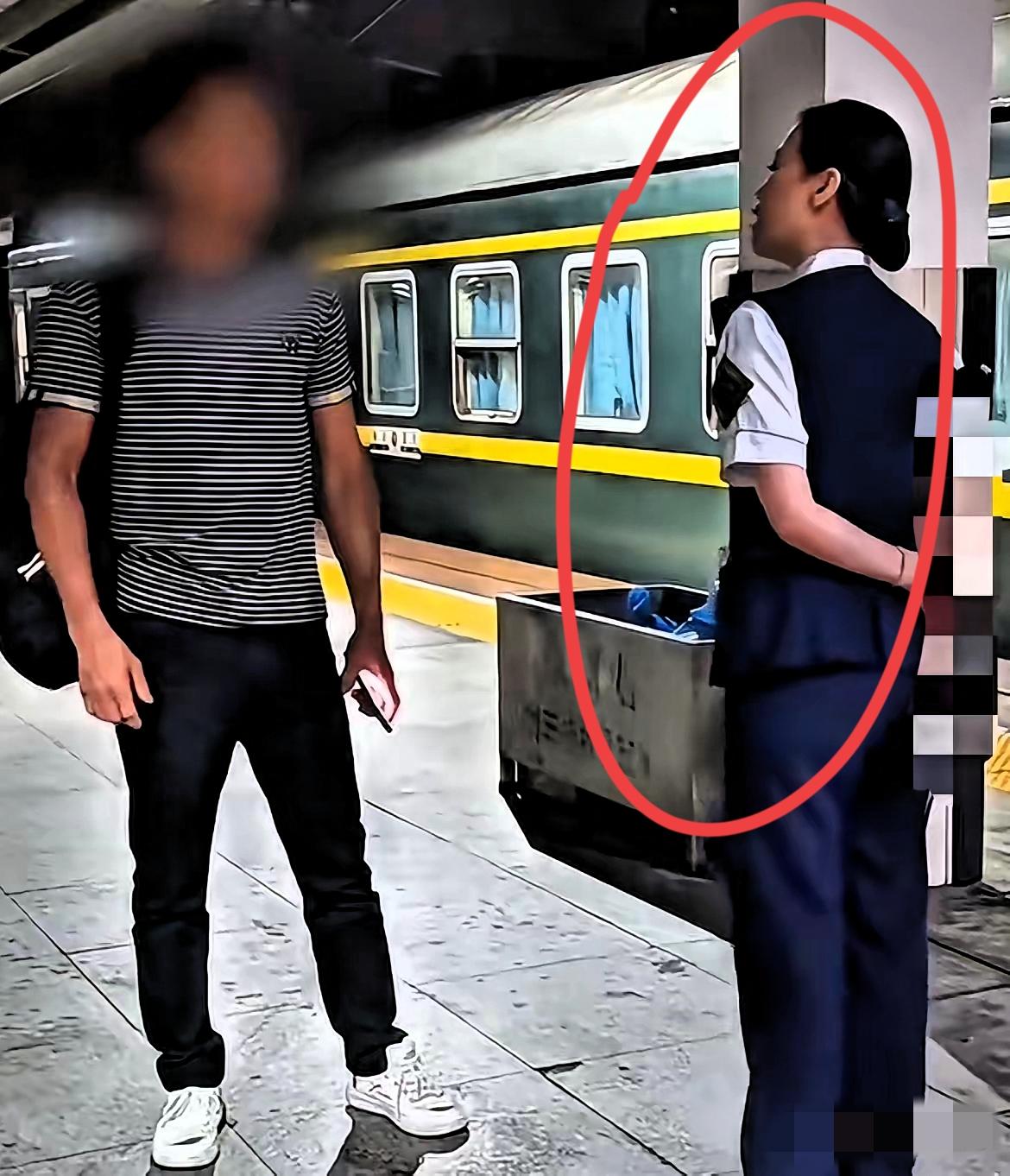 丢人现眼！
湖南永州，女乘务员在列车上认“湖南老乡”，只因拍了男子肩膀一下，结果