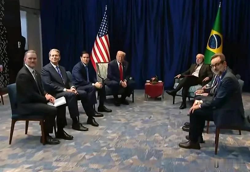 特朗普当面给卢拉“点眼药”。巴西总统卢拉在东盟峰会间同美国总统特朗普见面了。特朗